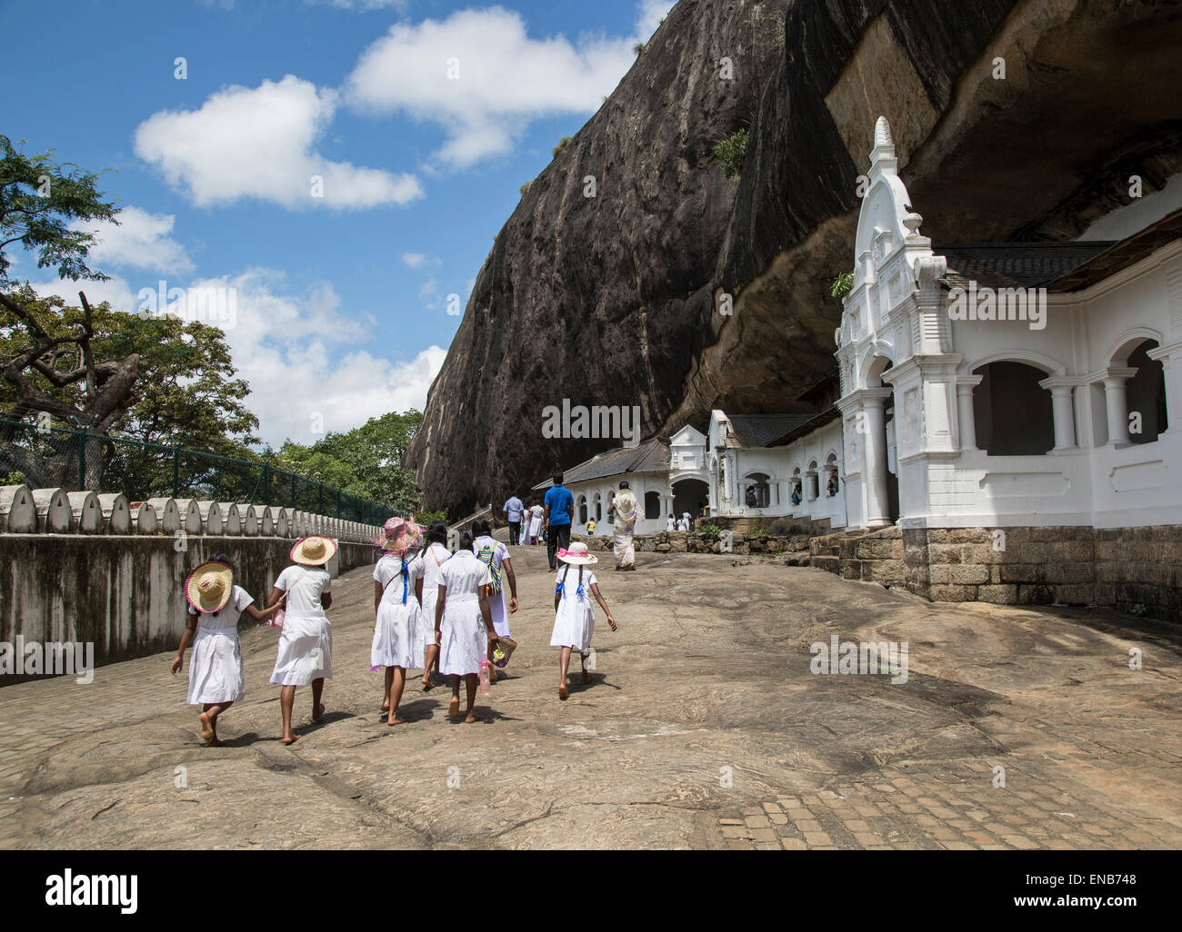 Les gens à Dambulla cave temple bouddhiste, le Sri Lanka, l'Asie Banque D'Images