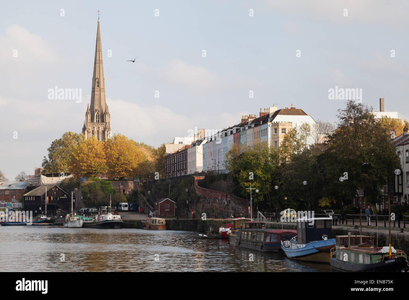 Une vue générale (GV) de Redcliffe Cathédrale et les propriétés géorgiennes sur le port flottant à Bristol Banque D'Images