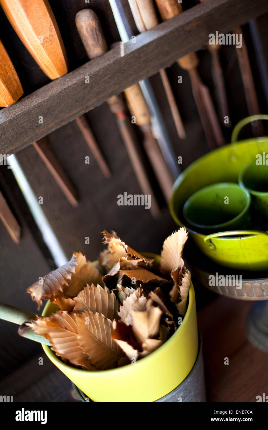 Les feuilles mortes et les outils dans le hangar Banque D'Images