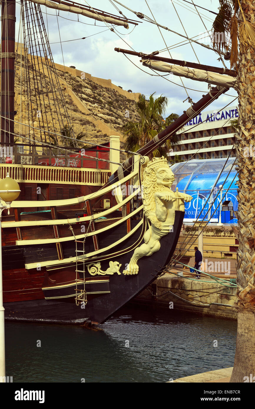 Réplique du navire espagnol du 18ème siècle 'antsima Trinité' sur le quai dans le port d''Alicante Banque D'Images