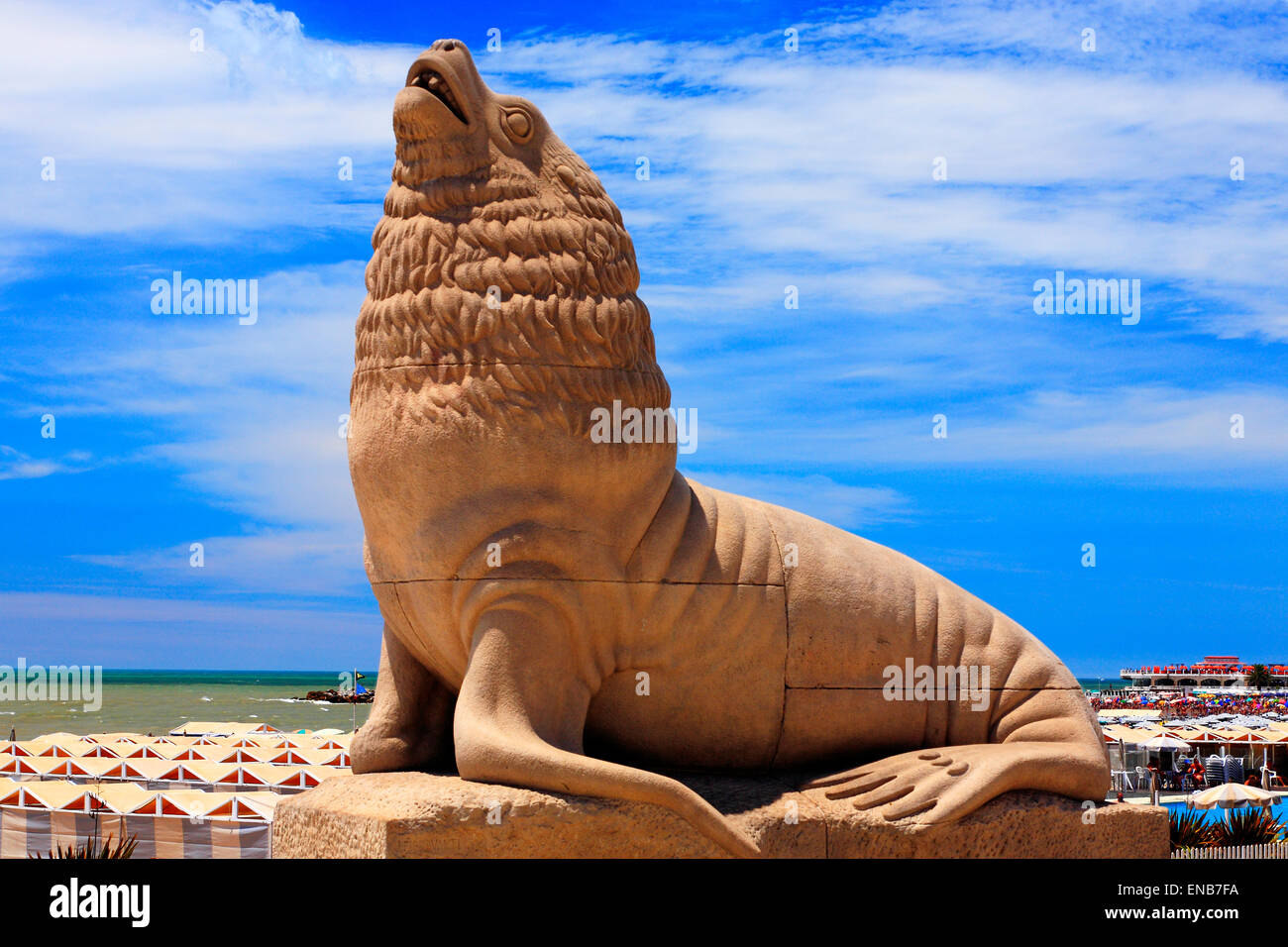 Mar del Plata mer statue de Wolfe de plages d'une côte. L'état de Buenos Aires, Argentine. Banque D'Images