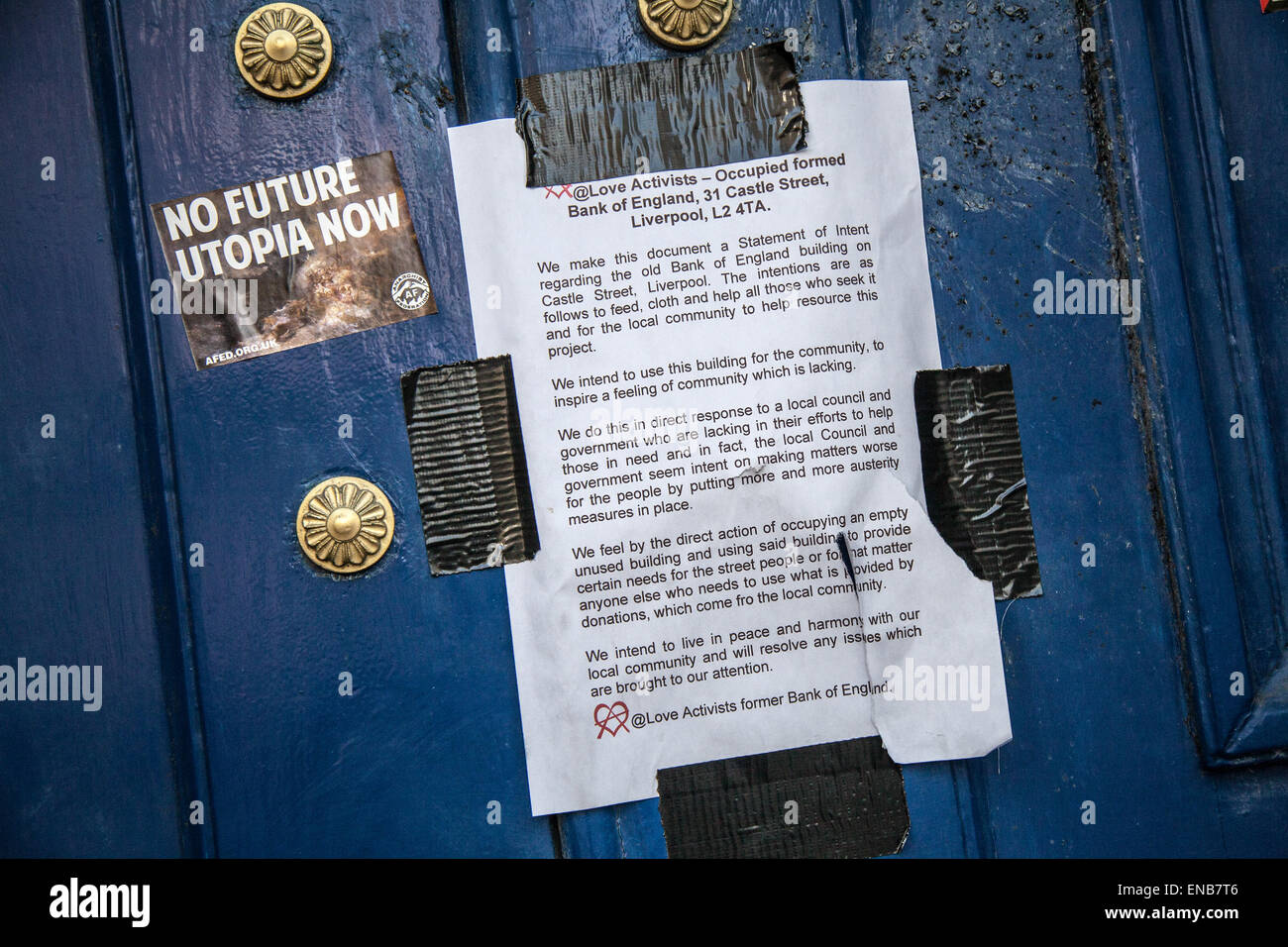 Liverpool, Merseyside, 1er mai, 2015. L'amour d'occupation bank building Liverpool militants dans Castle Street voeu à s'enfermer dans la base si les huissiers essayer de les expulser. Dans de nouvelles tactiques aujourd'hui la Police de Merseyside question à l'ordre de dispersion des sympathisants de nourriture et d'eau pour les occupants de l'ancienne banque. Les militants d'amour s'opposent à une expulsion planifiée à partir d'un ancien centre-ville de Liverpool bâtiment qu'ils s'est transformée en un acte illégal pour sans-abri. Credit : Mar Photographics/Alamy Live News Banque D'Images