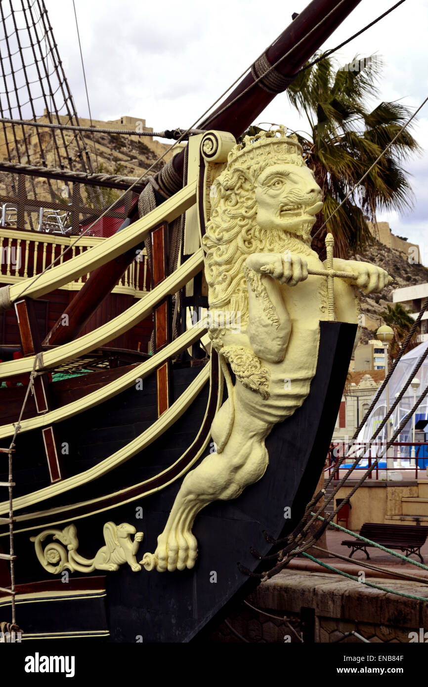 Réplique du 18e siècle espagnol "navire de guerre antisima Trinité' sur le quai dans le port d''Alicante Banque D'Images
