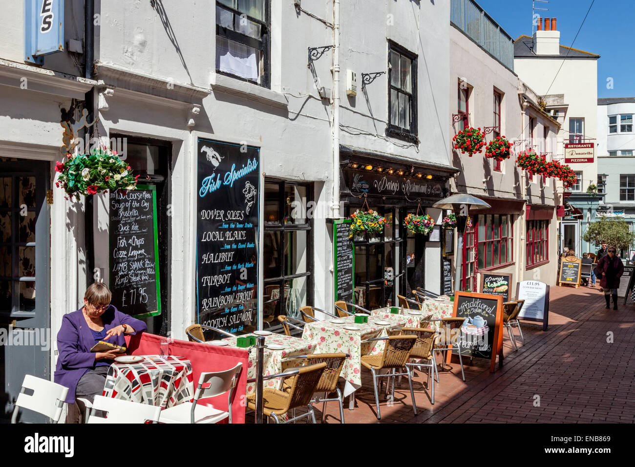 Cafés et restaurants de la rue du marché, les ruelles, Brighton, Sussex, UK Banque D'Images