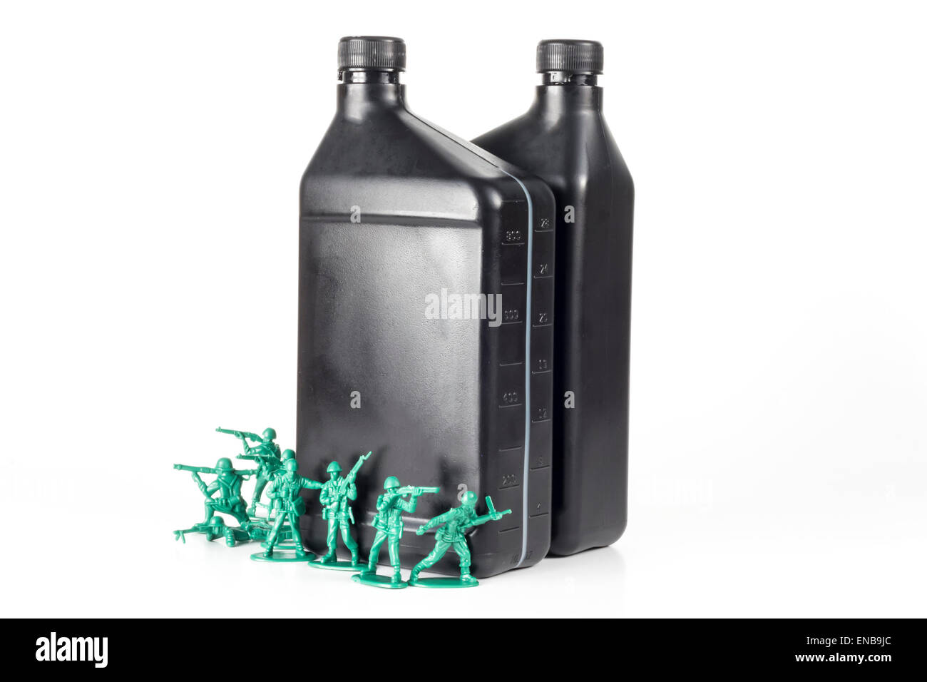 Toy army men avec pinte d'huile symbolisant la guerre du pétrole au Moyen-Orient Banque D'Images