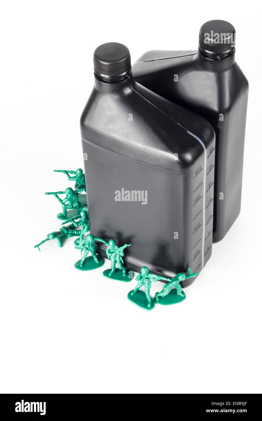 Toy army men avec pinte d'huile symbolisant la guerre du pétrole au Moyen-Orient Banque D'Images