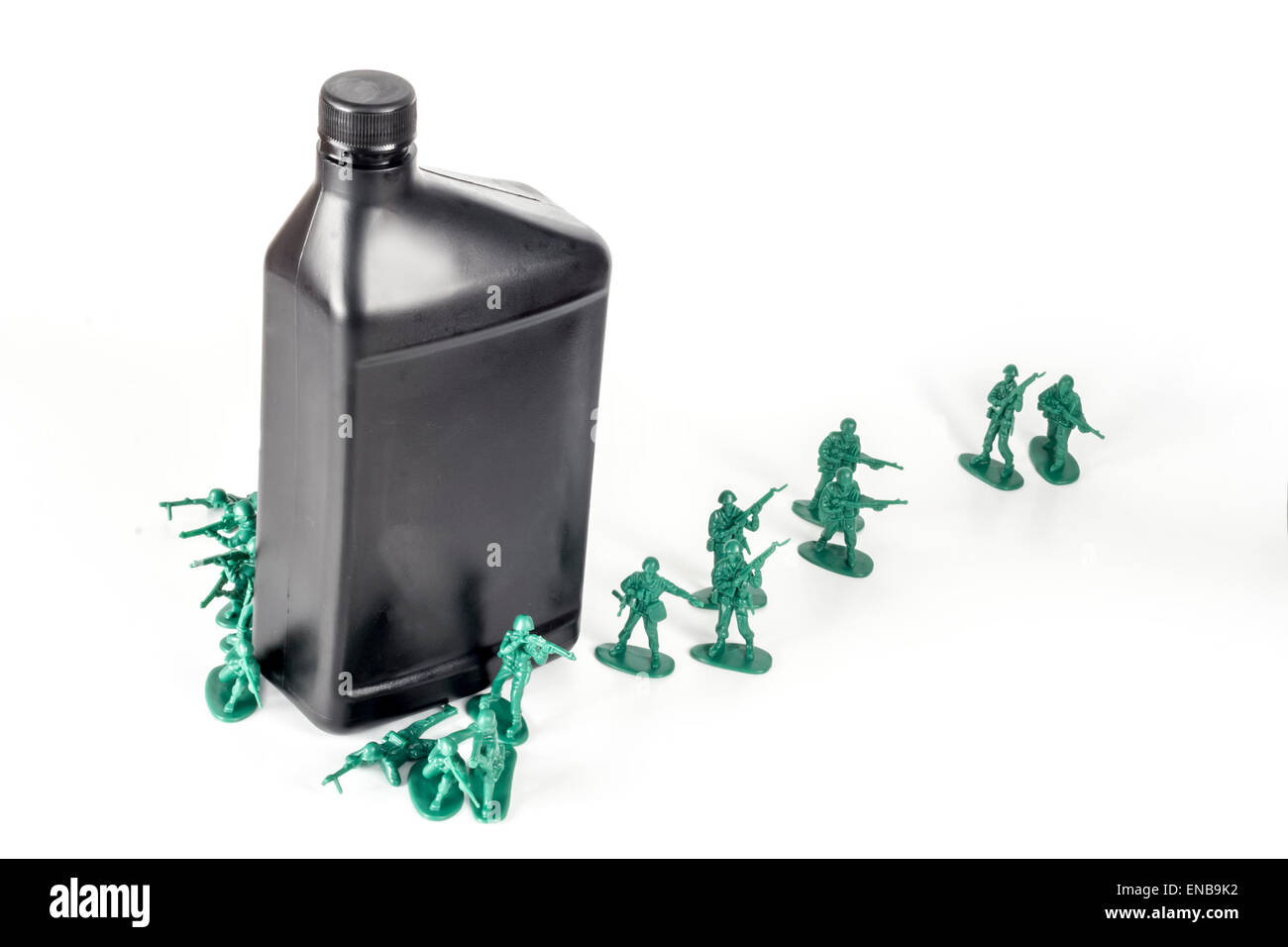 Toy army men avec pinte d'huile symbolisant la guerre du pétrole au Moyen-Orient Banque D'Images