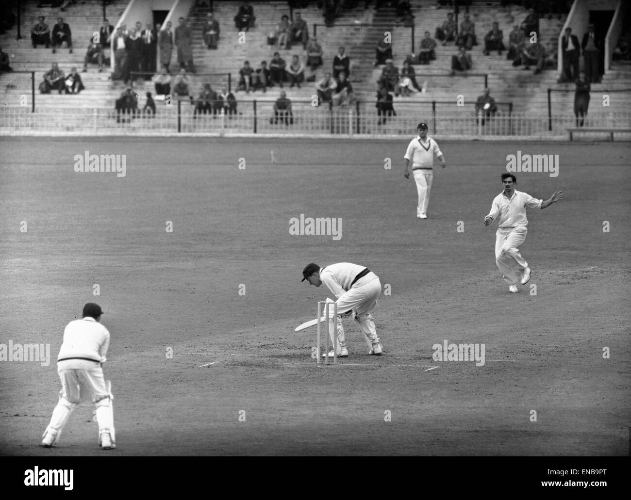 Championnat du comté de 1959. Yorkshire v Lancashire à Bramall Lane, Sheffield. Fred Trueman de Yorkshire offre un videur de Geoff Pullar. 1er août 1959. Banque D'Images