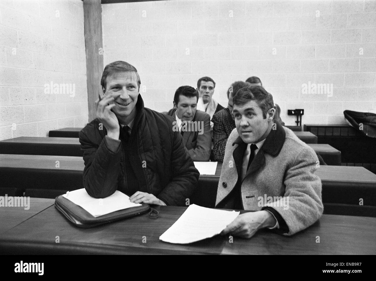 Football Association teach-in à l'Université de Leeds avec Sheffield United manager John Harris, Don Revie manager de Leeds et Johnny Steele de Barnsley. Jack Charlton et Bobby Collins en prenant des notes. 12 février 1969. Banque D'Images