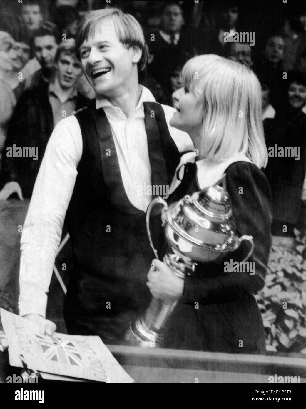 1983 UK Snooker Championship Final. Steve Davis v Alex Higgins. Alex Higgins provenait de derrière de 7 images dans la première session pour gagner 16-15. Vu ici célébrer sa victoire avec sa femme Lynn. 4 Décembre 1983 Banque D'Images