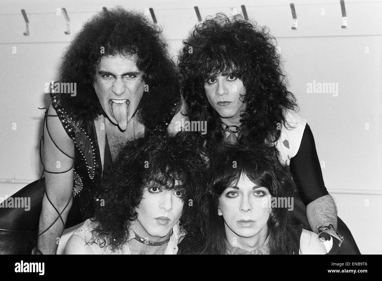 Groupe de rock américain Kiss vu ici dans une très petite pause entre les numéros lors de leur concert au Wembley Arena, soi-disant la première fois qu'ils ont été vus sans leur stade composent. Rangée du haut de gauche à droite sont : Gene Simmons et Eric Carr. Rangée du bas : Paul Banque D'Images