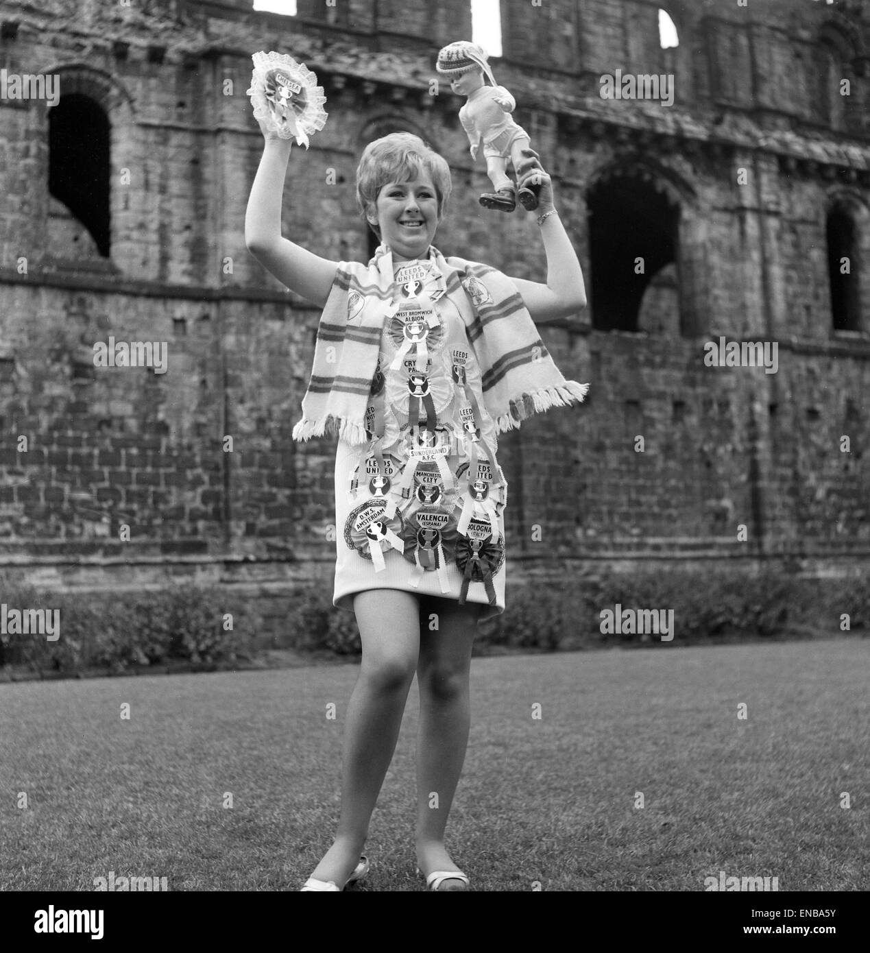 Leeds United secrétaire Janet Rossidale avec des rosaces de toutes les équipes battues cette saison par Leeds épinglé sur sa robe. 2 mai 1967 Banque D'Images