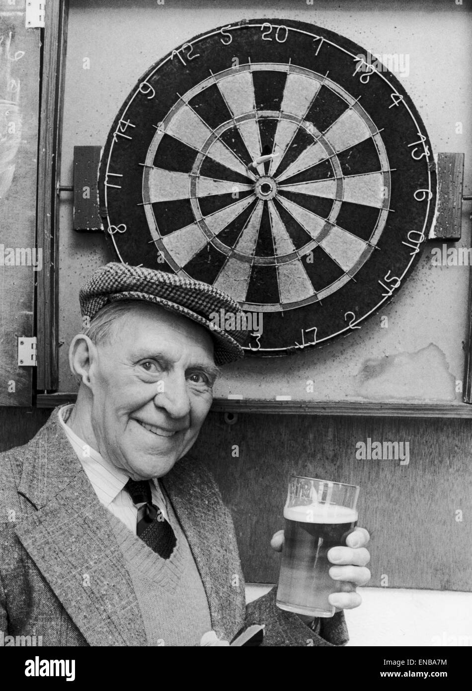 L'acteur Bud Ralston, âgée de 84 ans, photographié en vrai caractère Coronation Street (rôle titre), à son groupe de travail local club pour hommes près de son domicile à Offerton à Stockport, Manchester. 15 avril 1983. Banque D'Images