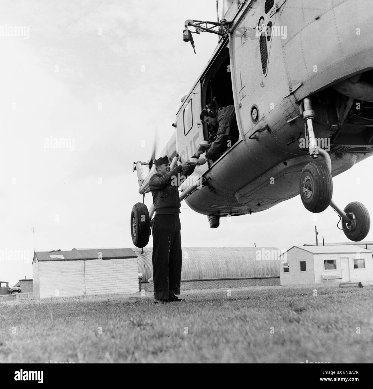 Hélicoptère de sauvetage aérien 66e Escadron, United States Air Force Base à Manston, 10 août 1954. Les pilotes d'hélicoptère à partir de la base de l'USAF démontrer leurs compétences en tant qu'ils pratiquent l'avant de l'Artillerie royale de Woolwich tatouage lumière recherche Stadium en septemb Banque D'Images Hélicoptère de sauvetage aérien 66e Escadron, United States Air Force Base à Manston, 10 août 1954. Les pilotes d'hélicoptère à partir de la base de l'USAF démontrer leurs compétences en tant qu'ils pratiquent l'avant de l'Artillerie royale de Woolwich tatouage lumière recherche Stadium en septemb Banque D'Images