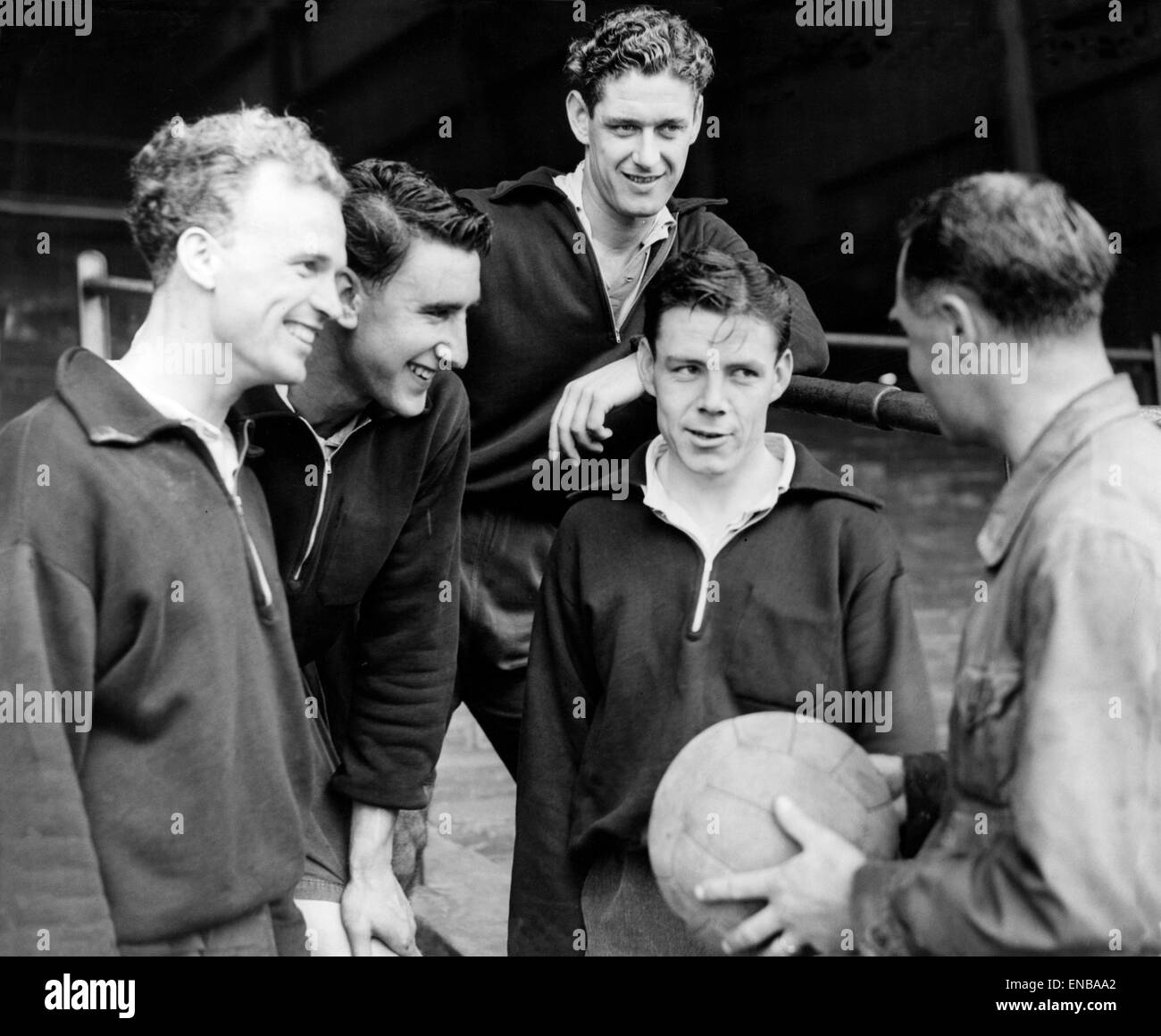 Stoke City Formateur Jack Marshall (à droite), a un mot avec les nouveaux arrivants (de gauche à droite) Bobby Cairns, Len Davies, Jack Short et Joe Hutton, 9 août 1954. Banque D'Images