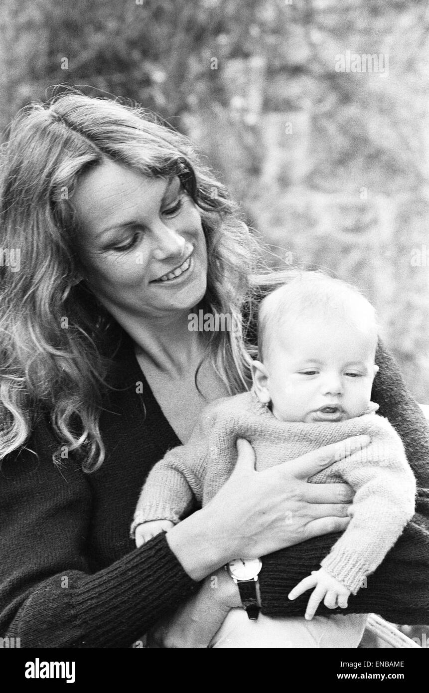 Ancien modèle Jean Shrimpton, 36, en photo avec bébé fils Thaddeus, âgés de 3 mois, à Cornwall, le mardi 2 octobre 1979. Banque D'Images