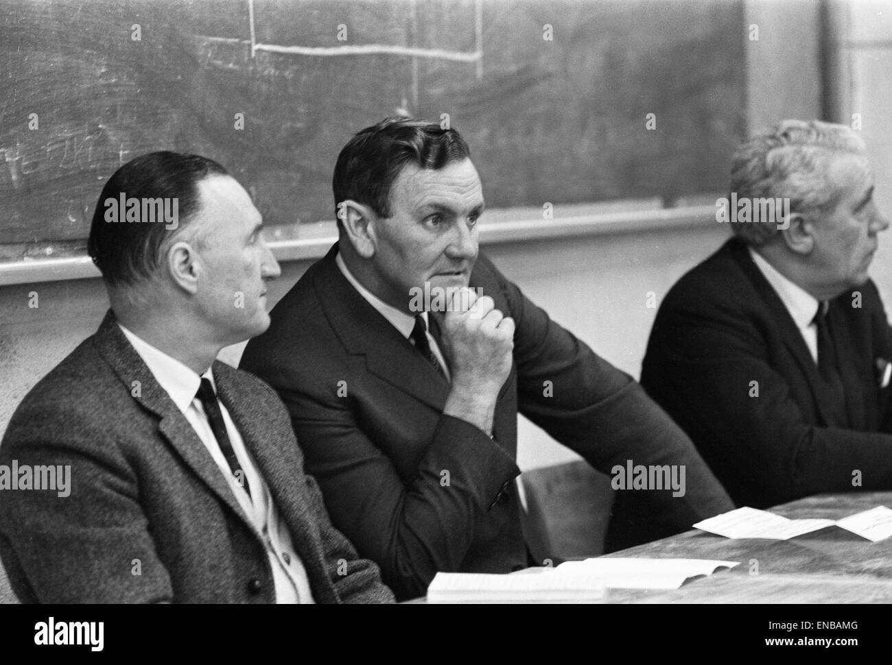Football Association teach-in à l'Université de Leeds avec Sheffield United manager John Harris, Don Revie manager de Leeds et Johnny Steele de Barnsley. 12 février 1969. Banque D'Images