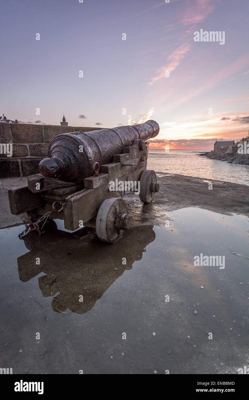 Porthleven coucher de soleil sur le canon à l'Harbour Banque D'Images