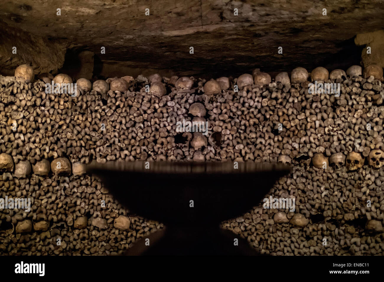 Crânes et d'os sur les Catacombes de Paris Banque D'Images