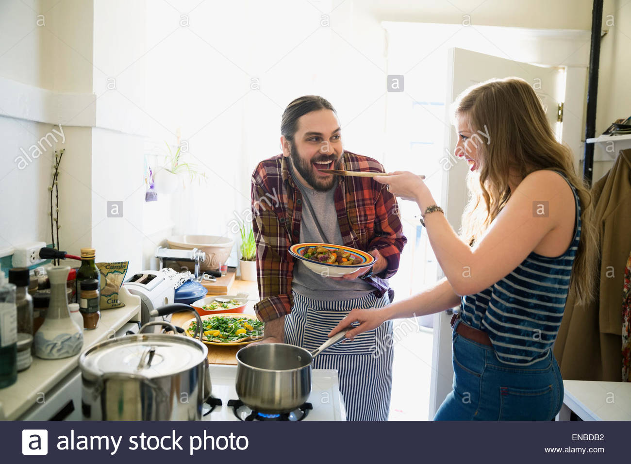 Couple cooking et dégustation dans la cuisine Banque D'Images