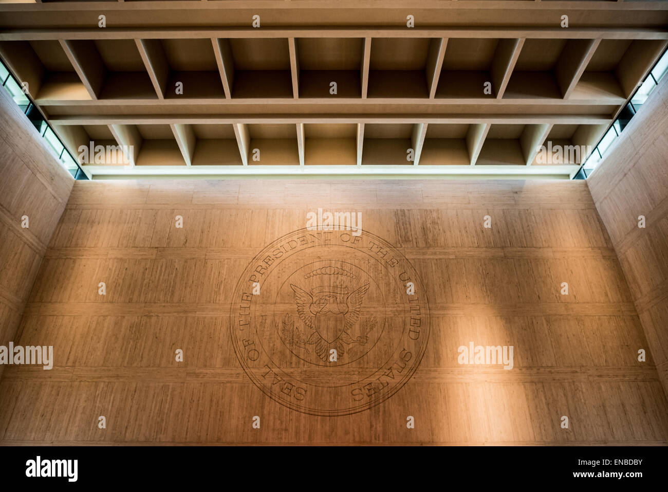AUSTIN, Texas - Un grand sceau présidentiel est gravé dans le mur d'un grand atrium intérieur à la bibliothèque LBJ. La bibliothèque et le musée LBJ (LBJ Presidential Library) est l'une des 13 bibliothèques présidentielles administrées par la National Archives and Records Administration. Il abrite des documents historiques de la présidence et de la vie politique de Lyndon Johnson ainsi qu'un musée. Banque D'Images