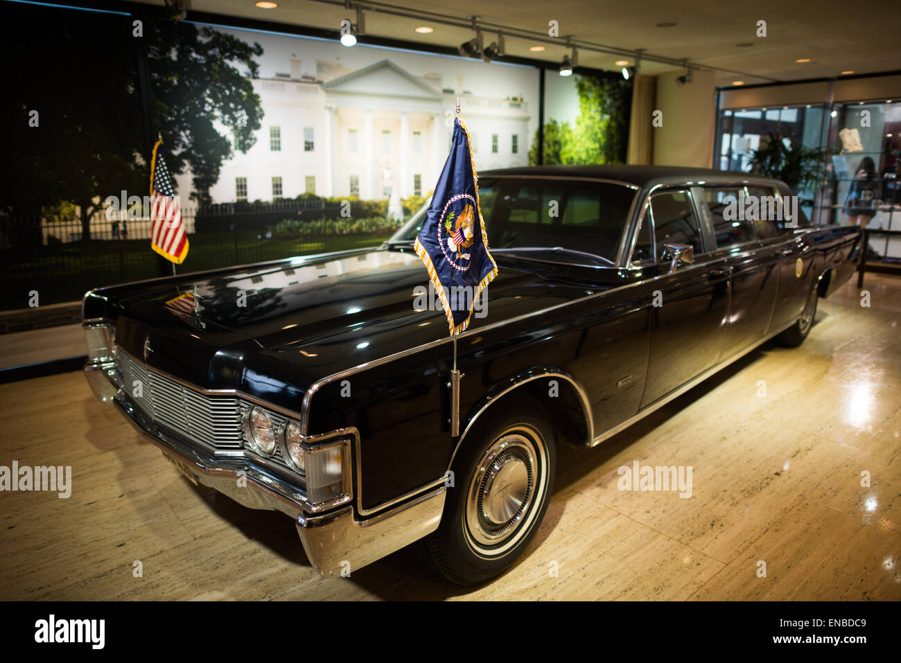 AUSTIN, Texas - la limousine présidentielle de LBJ exposée à la bibliothèque LBJ. La bibliothèque et le musée LBJ (LBJ Presidential Library) est l'une des 13 bibliothèques présidentielles administrées par la National Archives and Records Administration. Il abrite des documents historiques de la présidence et de la vie politique de Lyndon Johnson ainsi qu'un musée. Banque D'Images