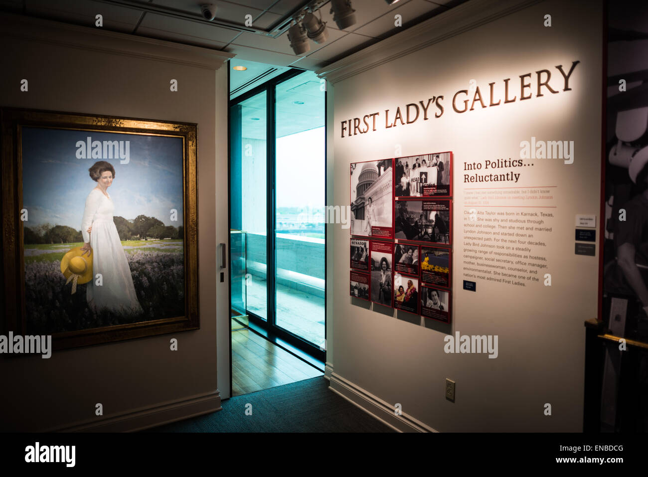 AUSTIN, Texas - une exposition consacrée à Lady Bird Johnson à la bibliothèque LBJ. La bibliothèque et le musée LBJ (LBJ Presidential Library) est l'une des 13 bibliothèques présidentielles administrées par la National Archives and Records Administration. Il abrite des documents historiques de la présidence et de la vie politique de Lyndon Johnson ainsi qu'un musée. Banque D'Images