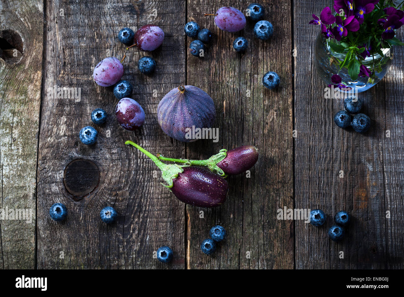 Dans les légumes de couleur pourpre - blueberry, prunes, figues et aubergine sur fond de bois vieux Banque D'Images