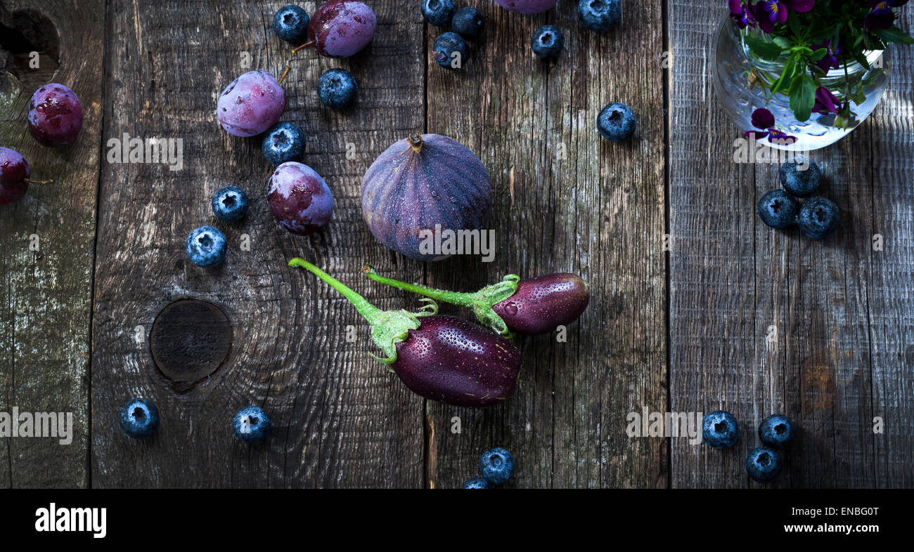 Dans les légumes de couleur pourpre - blueberry, prunes, figues et aubergine sur fond de bois vieux Banque D'Images