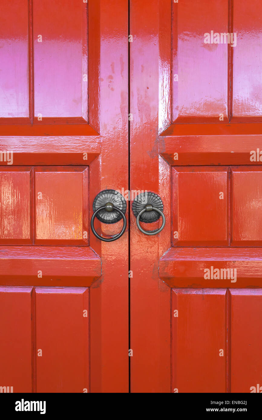 Chinois rouge porte au Temple de Hong Kong Banque D'Images