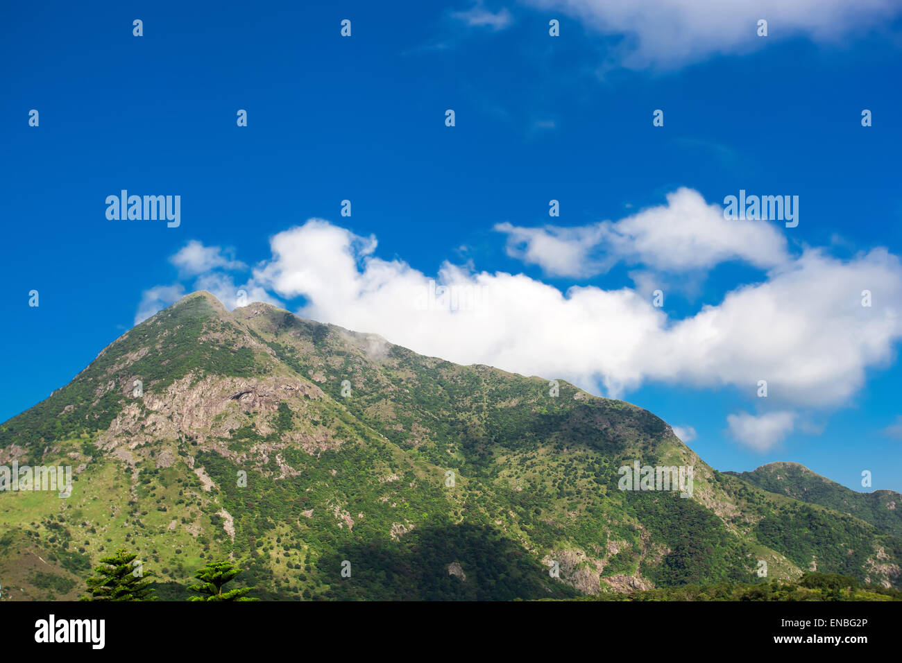 Vue montagnes avec ciel bleu et nuages belle Banque D'Images Vue montagnes avec ciel bleu et nuages belle Banque D'Images