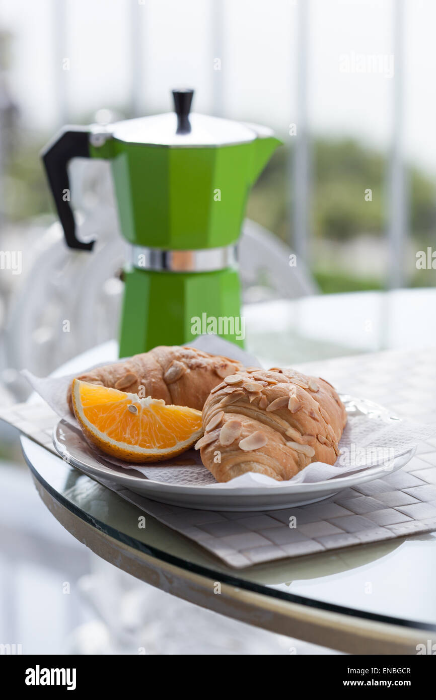 Délicieux petit déjeuner avec du café sur le balcon de l'hôtel, de croissants frais et de tranche d'orange fruit avec percolateur café backgrou Banque D'Images Délicieux petit déjeuner avec du café sur le balcon de l'hôtel, de croissants frais et de tranche d'orange fruit avec percolateur café backgrou Banque D'Images