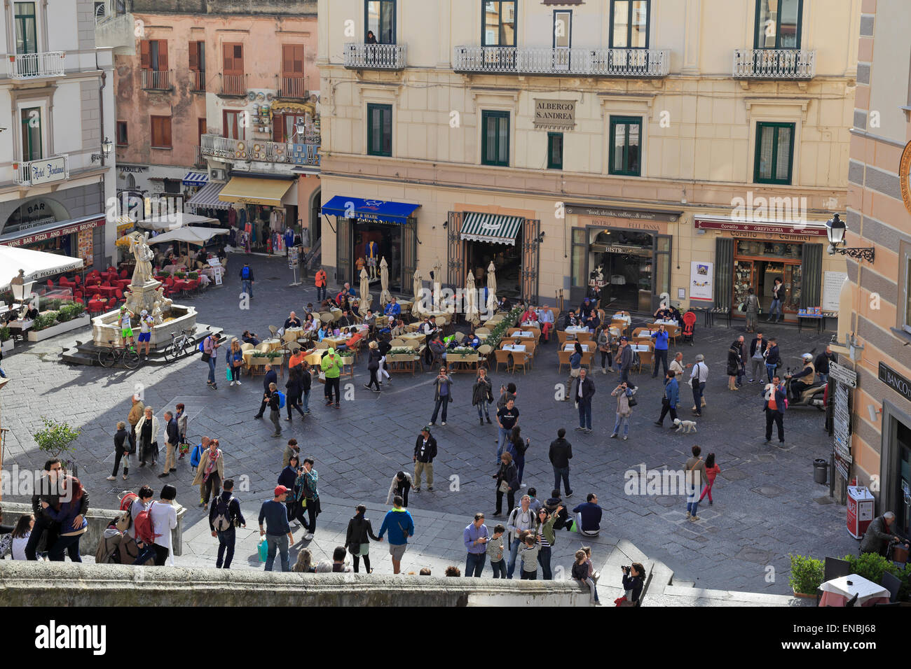 Les touristes sur la piazza Duomo, Amalfi, Italie Banque D'Images