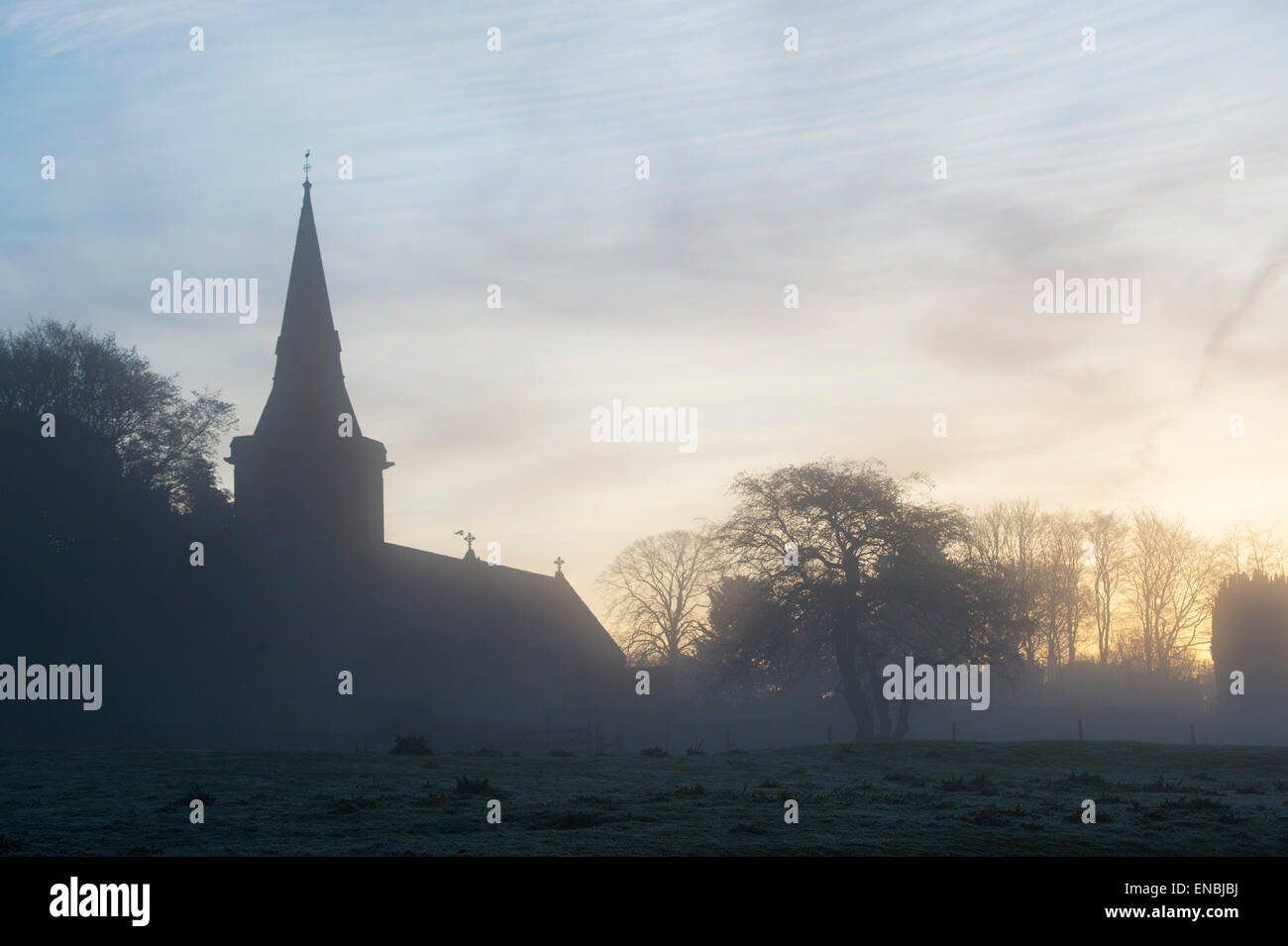 Dans l'église St Botolphs village Farnborough dans la brume au lever du soleil. L'Oxfordshire. L'Angleterre. Silhouette Banque D'Images