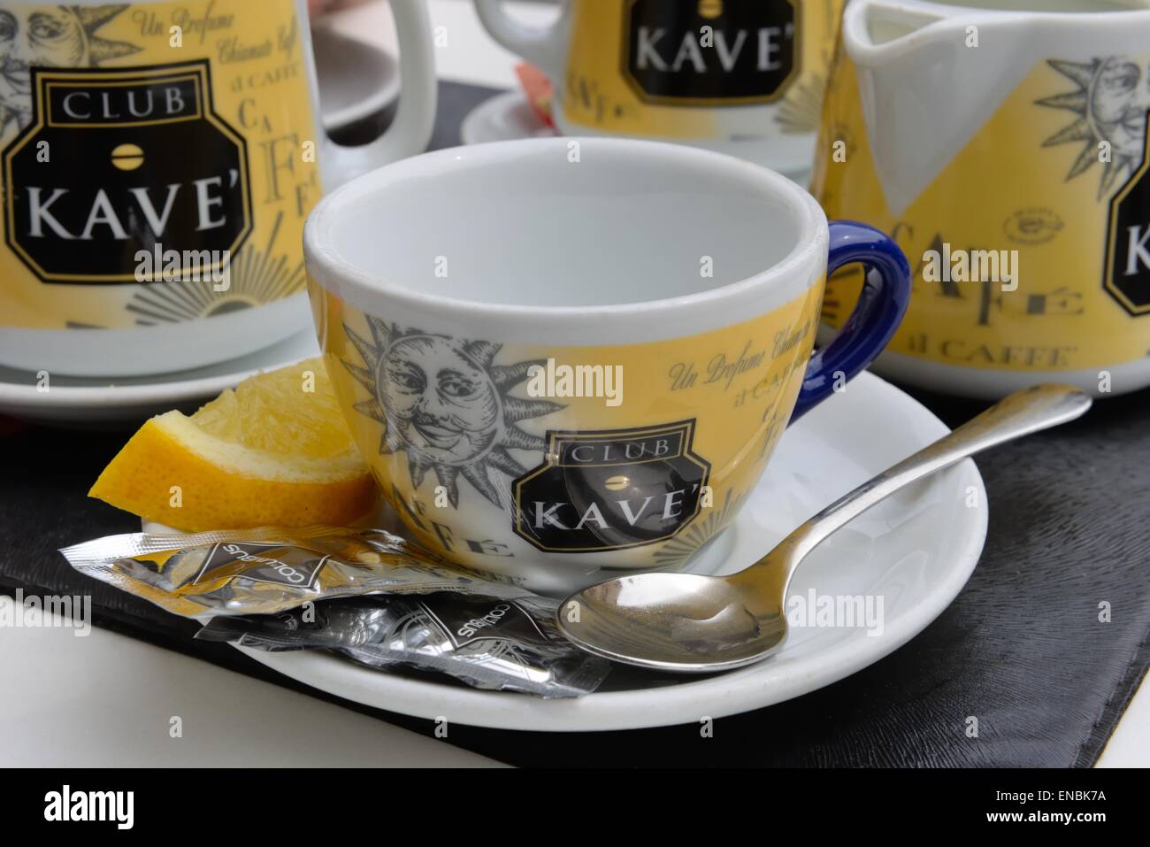 Close up d'un club Kave café / thé tasse avec tranche de citron Banque D'Images