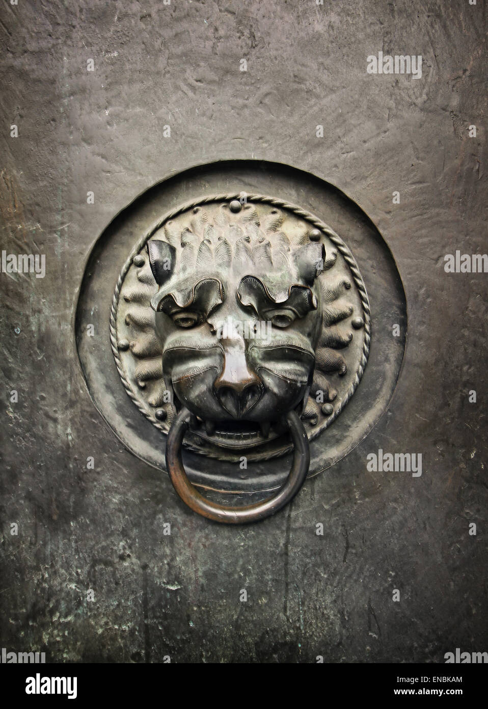 Heurtoir antique sous la forme d'une tête de lion sur la vieille porte de métal de l'Église luthérienne St Lorenz, Nuremberg Banque D'Images