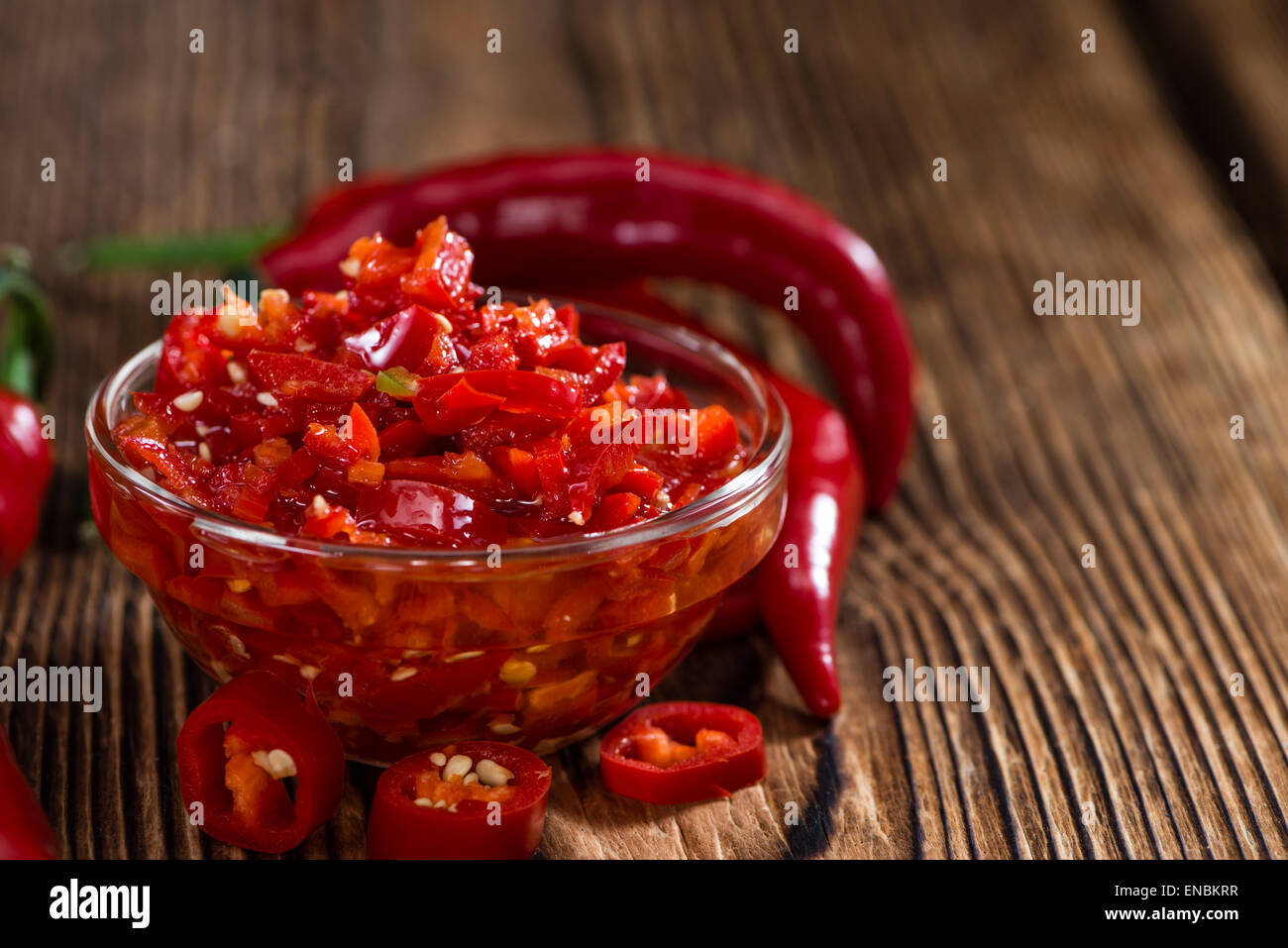 Chili maison Dip (conservé à l'huile d'olive) sur fond de bois Banque D'Images