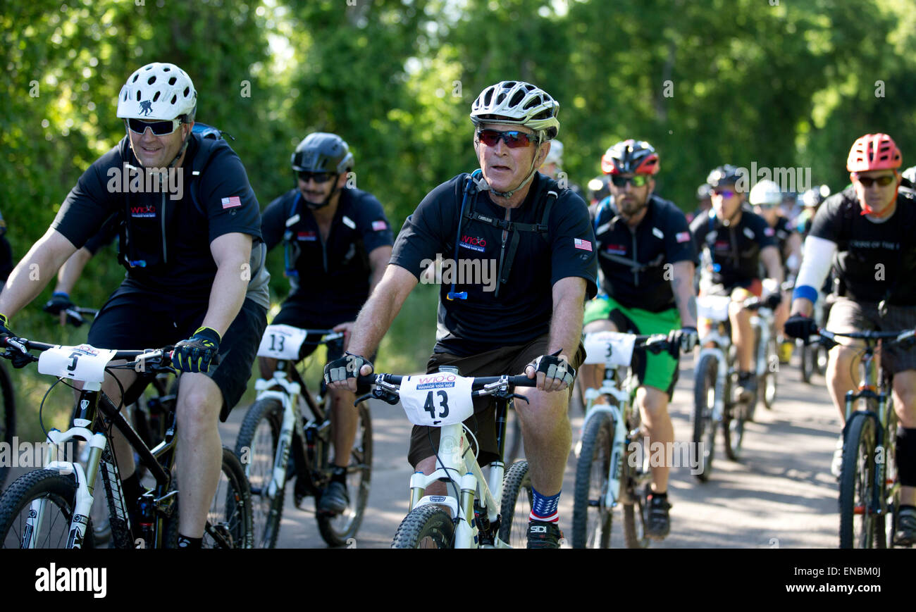 Ancien Pres.George W. Bush randonnées avec anciens combattants militaires au cours de l'Institut Bush's Warrior 100K de vélo à son ranch au Texas Banque D'Images