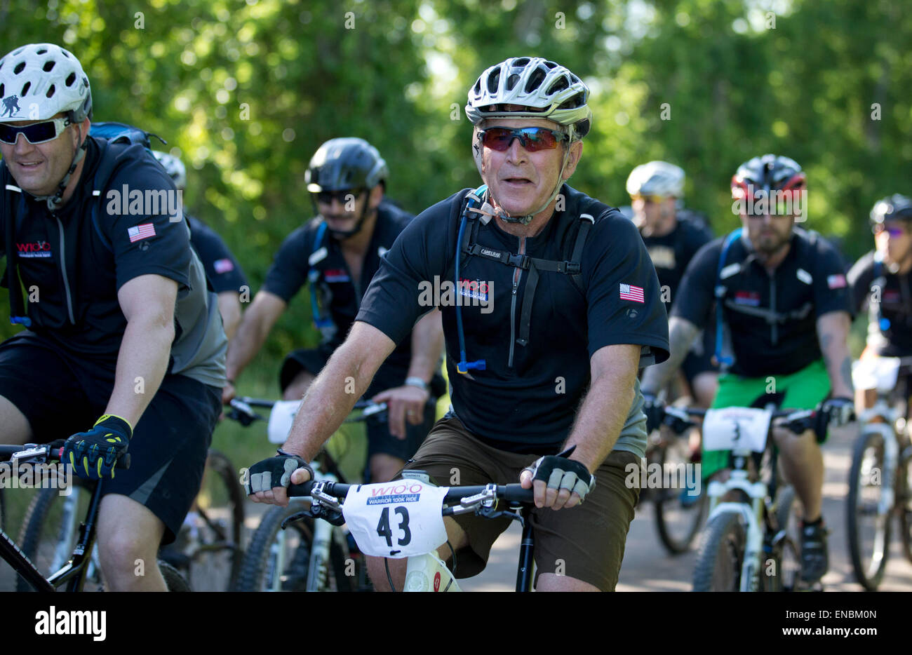 Ancien Pres.George W. Bush randonnées avec anciens combattants militaires au cours de l'Institut Bush's Warrior 100K de vélo à son ranch au Texas Banque D'Images