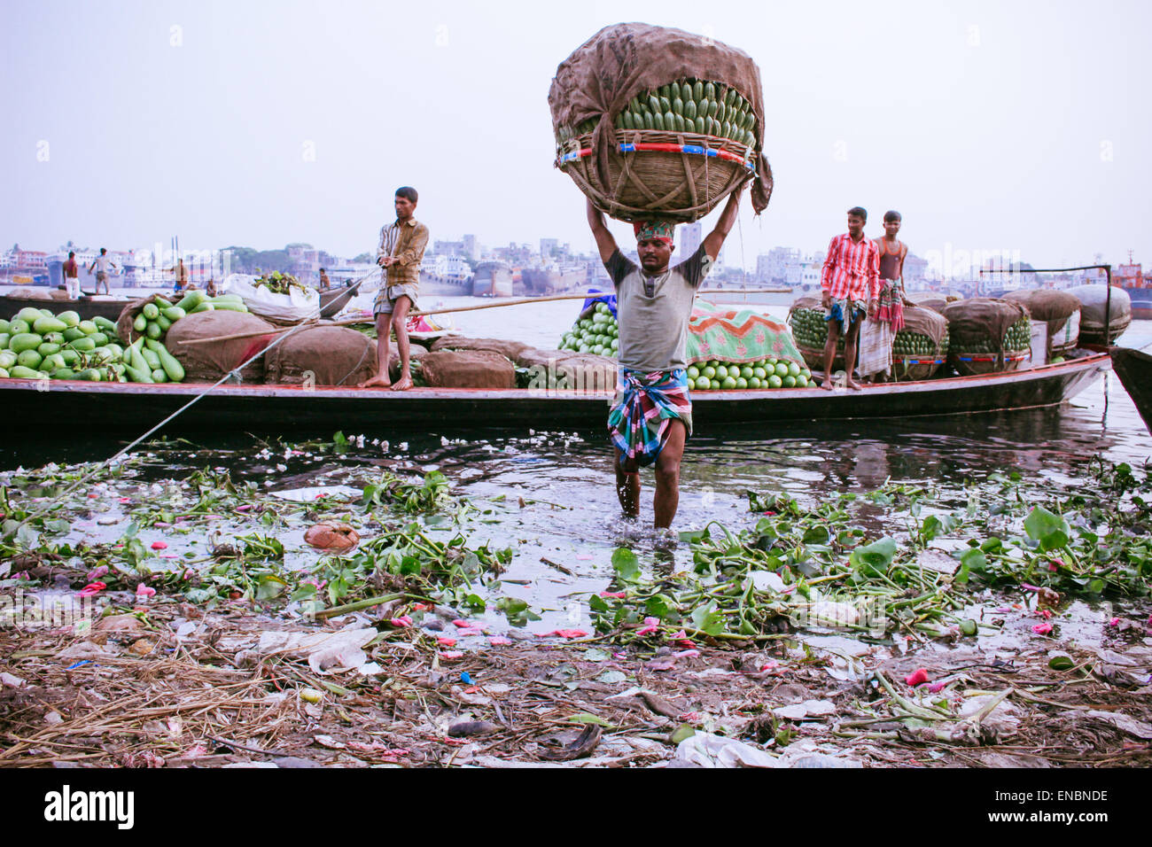 Dhaka, Bangladesh. 01 mai, 2015. Les travailleurs qui travaillent dur pour gagner leur vie quotidienne afin qu'ils puissent soutenir leur famille pendant la journée internationale du Travail. © Belal Hossain Rana/Pacific Press/Alamy Live News Banque D'Images