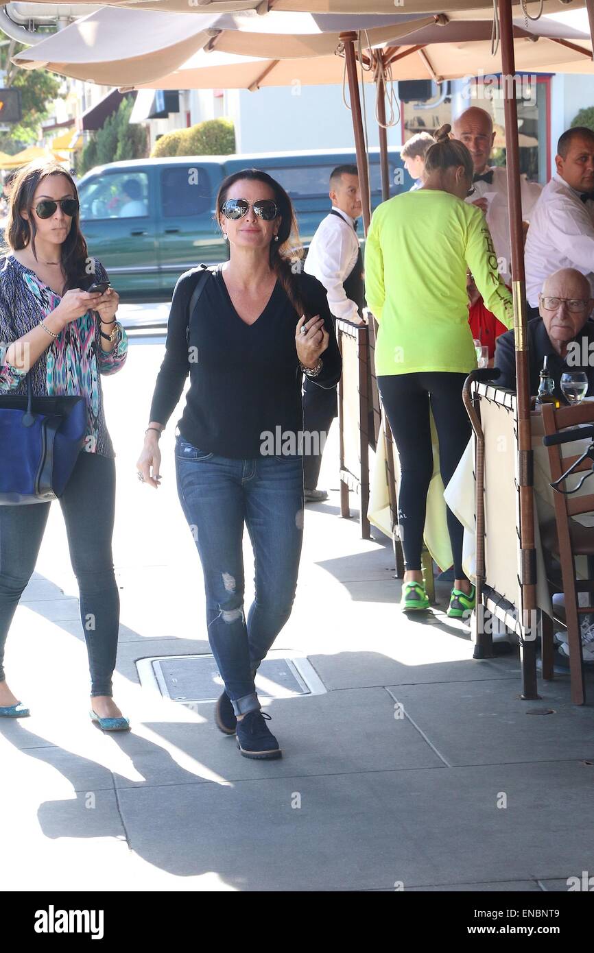 Kyle Richards portant des lunettes de soleil aviateur agneau Chanel sac à  dos et de déjeuner au restaurant Il Pastaio à Beverly Hills avec : Kyle  Richards Où : Los Angeles, California,