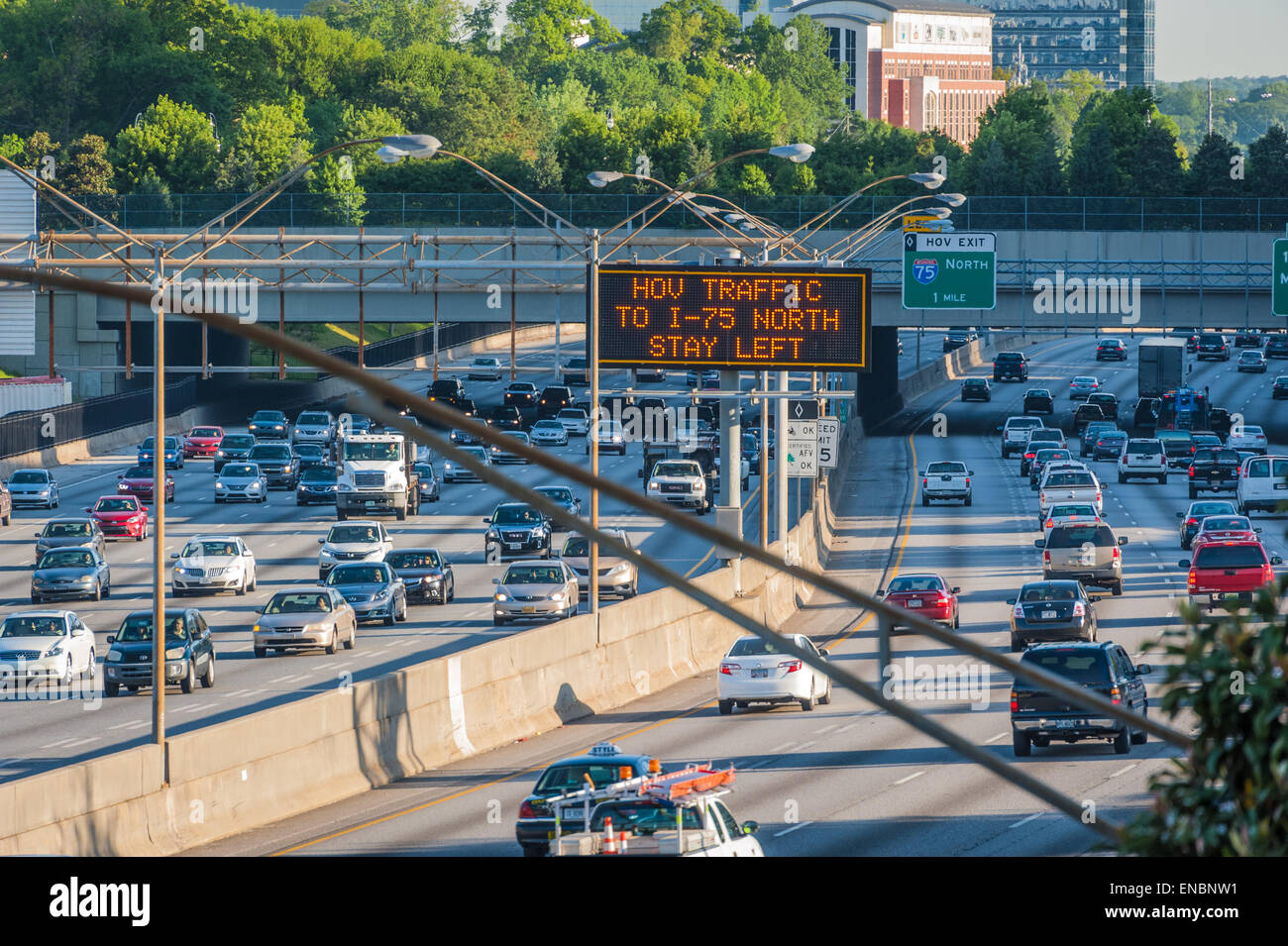 La circulation de l'heure de pointe du matin pour les navetteurs sur le connecteur J-75/85 Centre-ville d'Atlanta, Georgia, USA. Banque D'Images