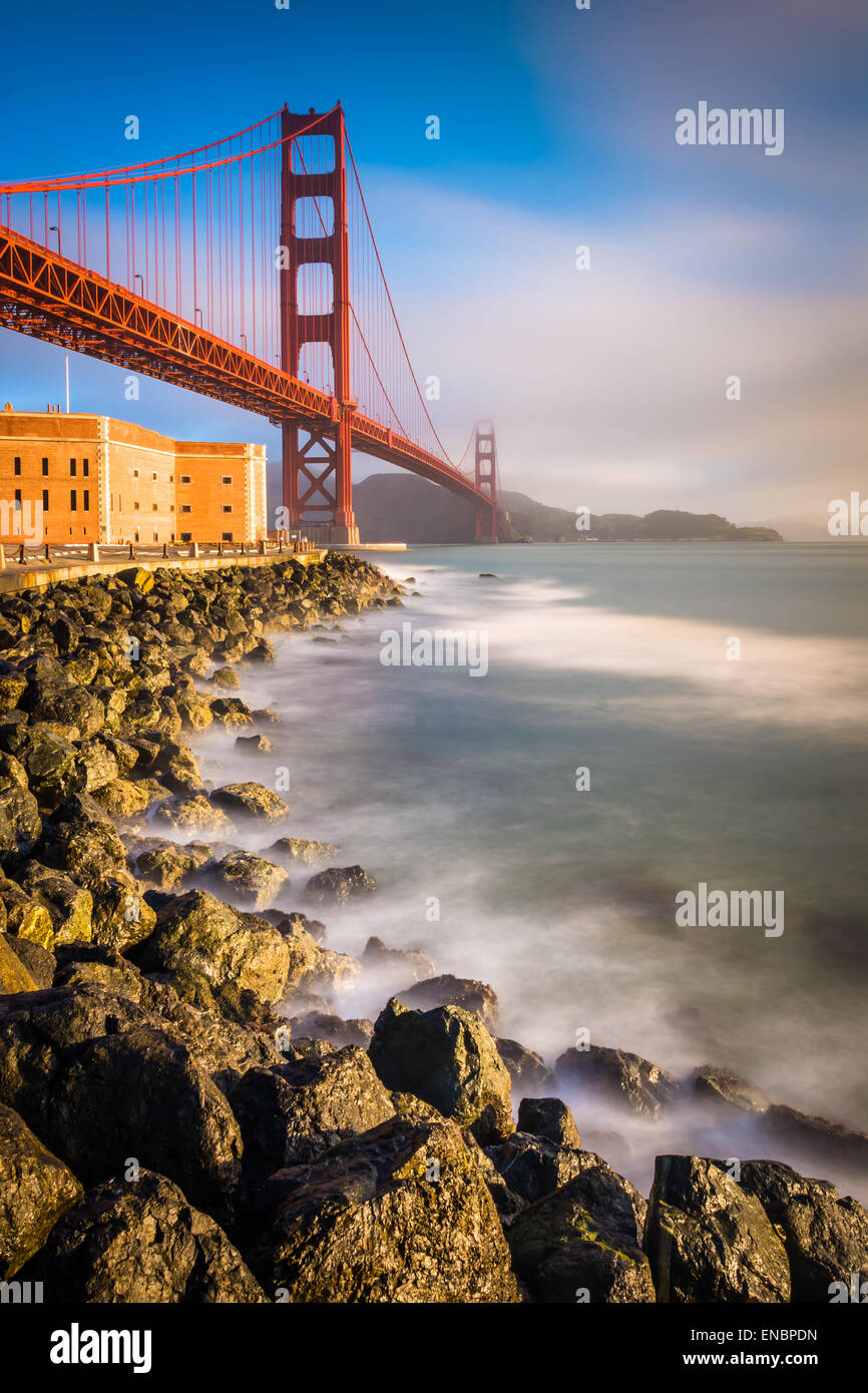 Une longue exposition de la Golden Gate Bridge, vu au lever du soleil à partir de Fort Point, San Francisco, Californie. Banque D'Images