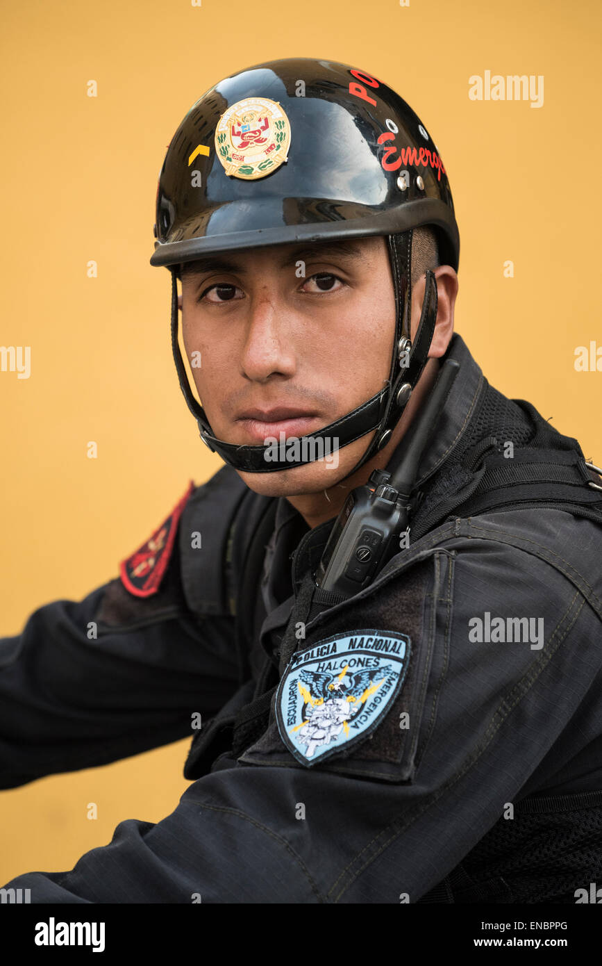 Policier avec force de police nationale à Lima, Pérou. Banque D'Images