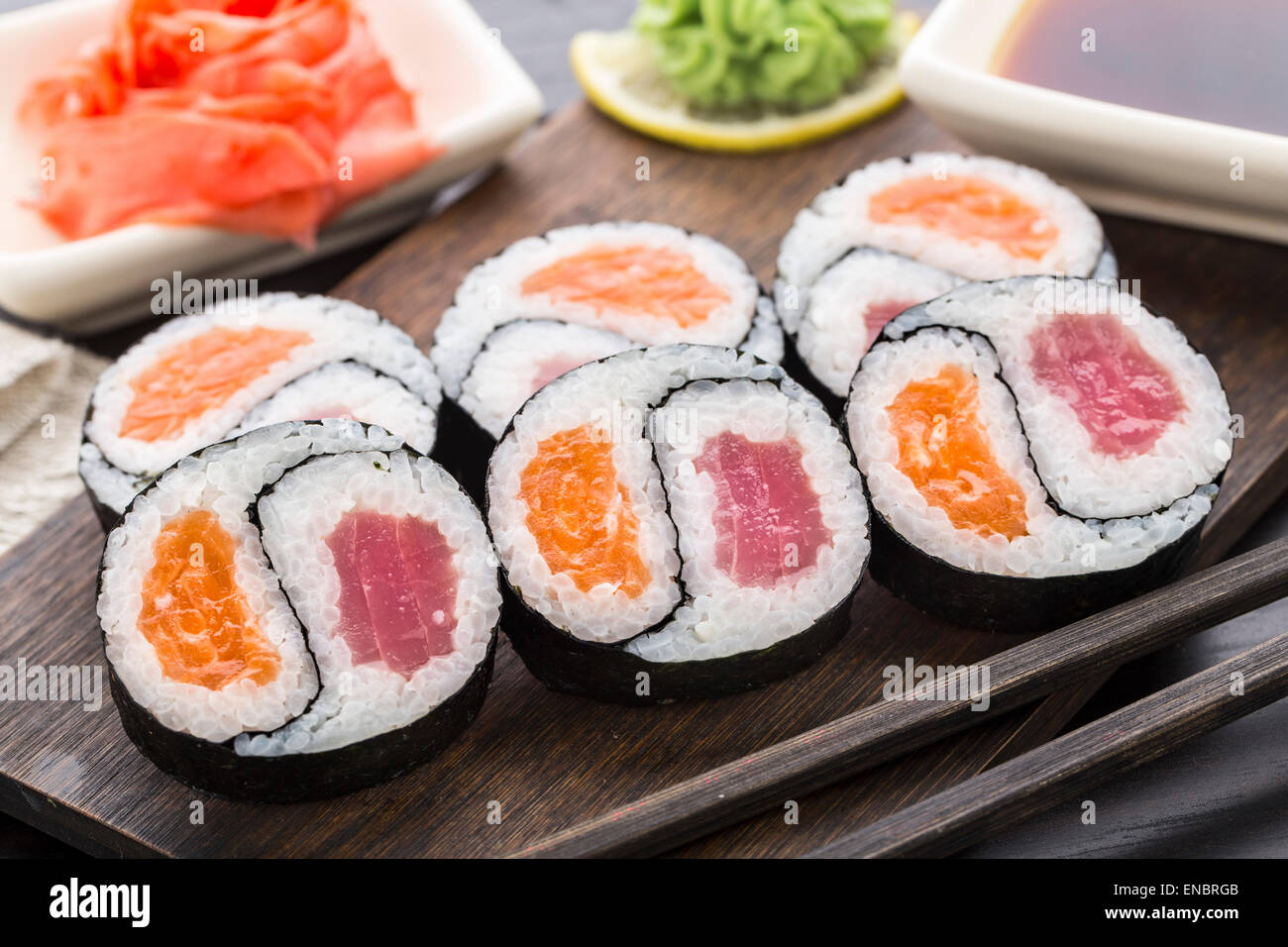 Yin Yang futomaki avec le thon et le saumon sur une planche en bois Banque D'Images