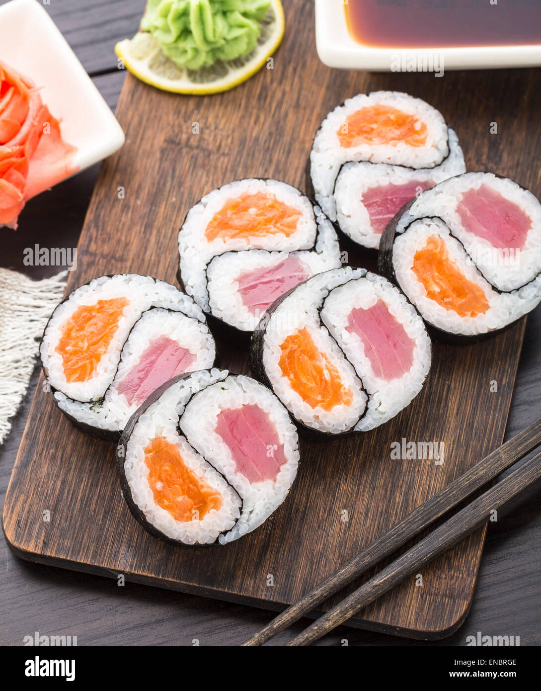 Yin Yang futomaki avec le thon et le saumon sur une planche en bois Banque D'Images