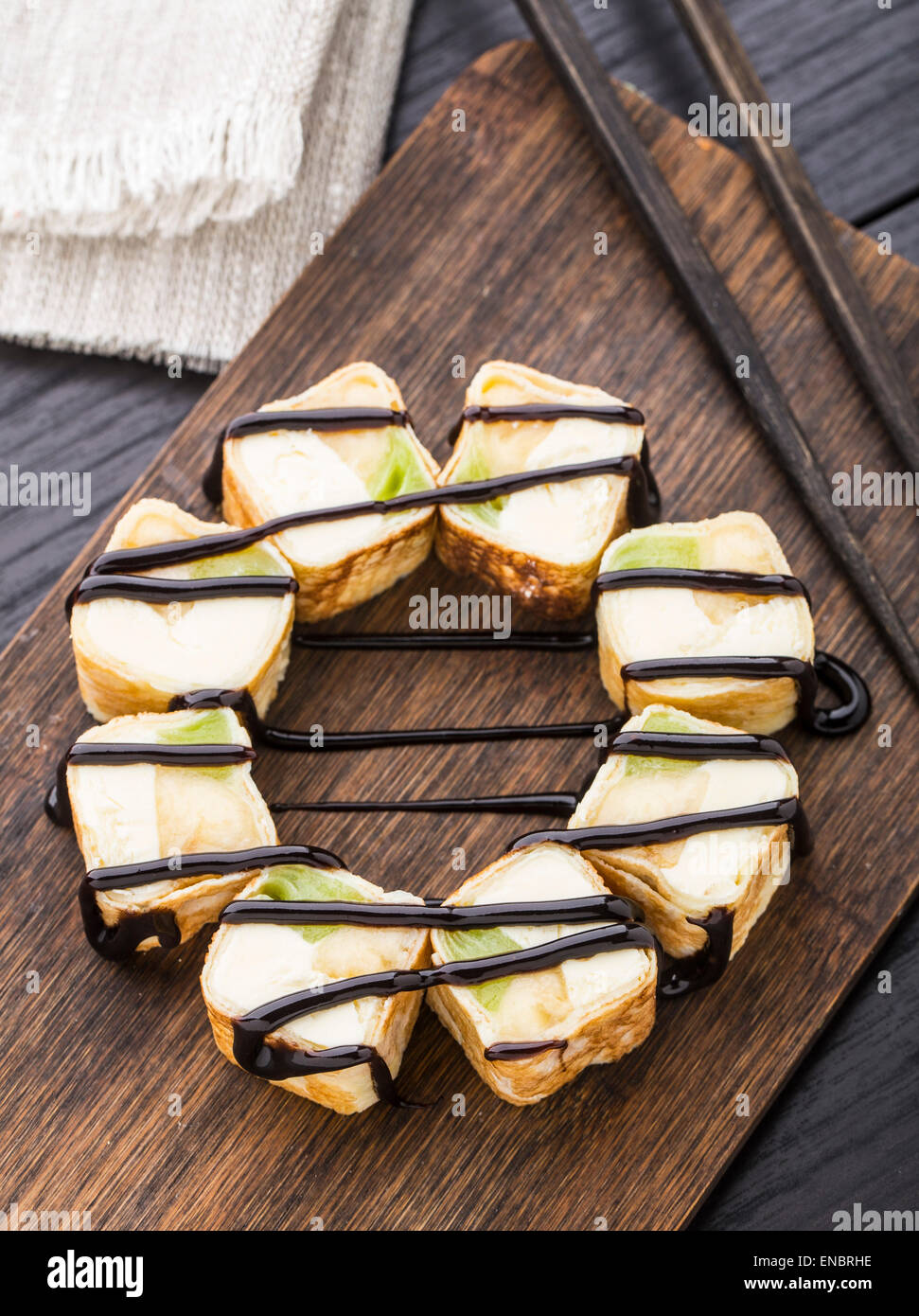 Rouleau doux avec des fruits et du fromage à la crème à l'intérieur Banque D'Images