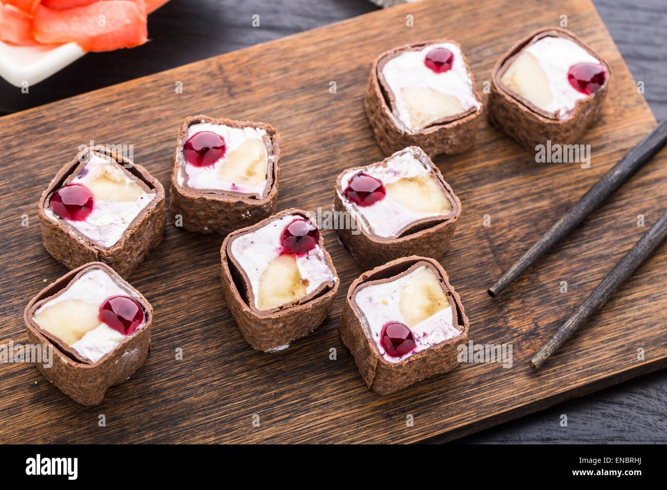 Rouleau sucré avec du fromage, de bleuets et bananes crêpes au chocolat Banque D'Images