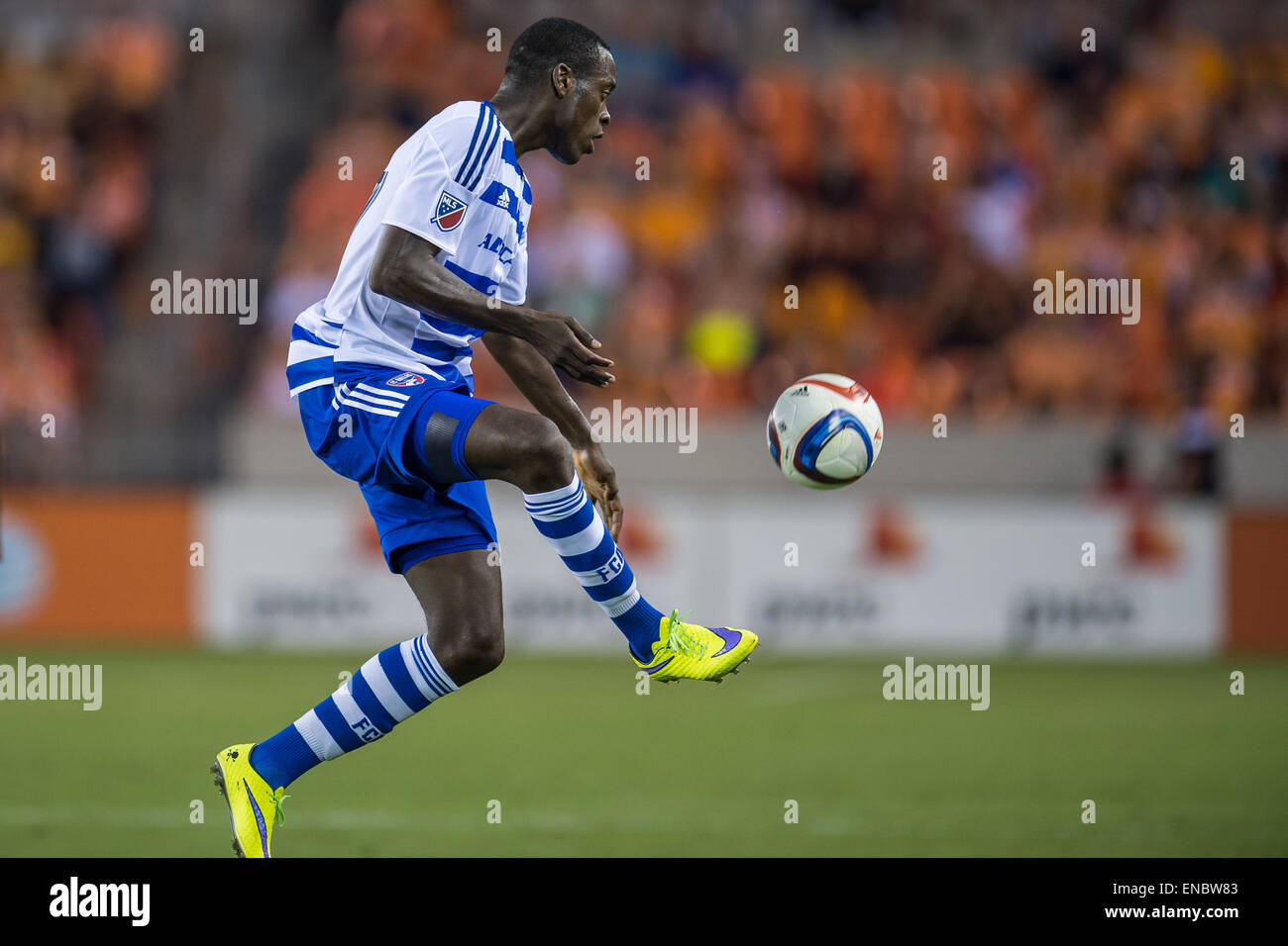 Houston, Texas, USA. 1er mai 2015. Le milieu de terrain du FC Dallas Je-Vaughn Watson (27) contrôle la balle lors d'un match entre la MLS Houston Dynamo et FC Dallas au stade BBVA Compass à Houston, TX le 1er mai 2015. Dallas a gagné le match 4-1. Credit : Trask Smith/ZUMA/Alamy Fil Live News Banque D'Images