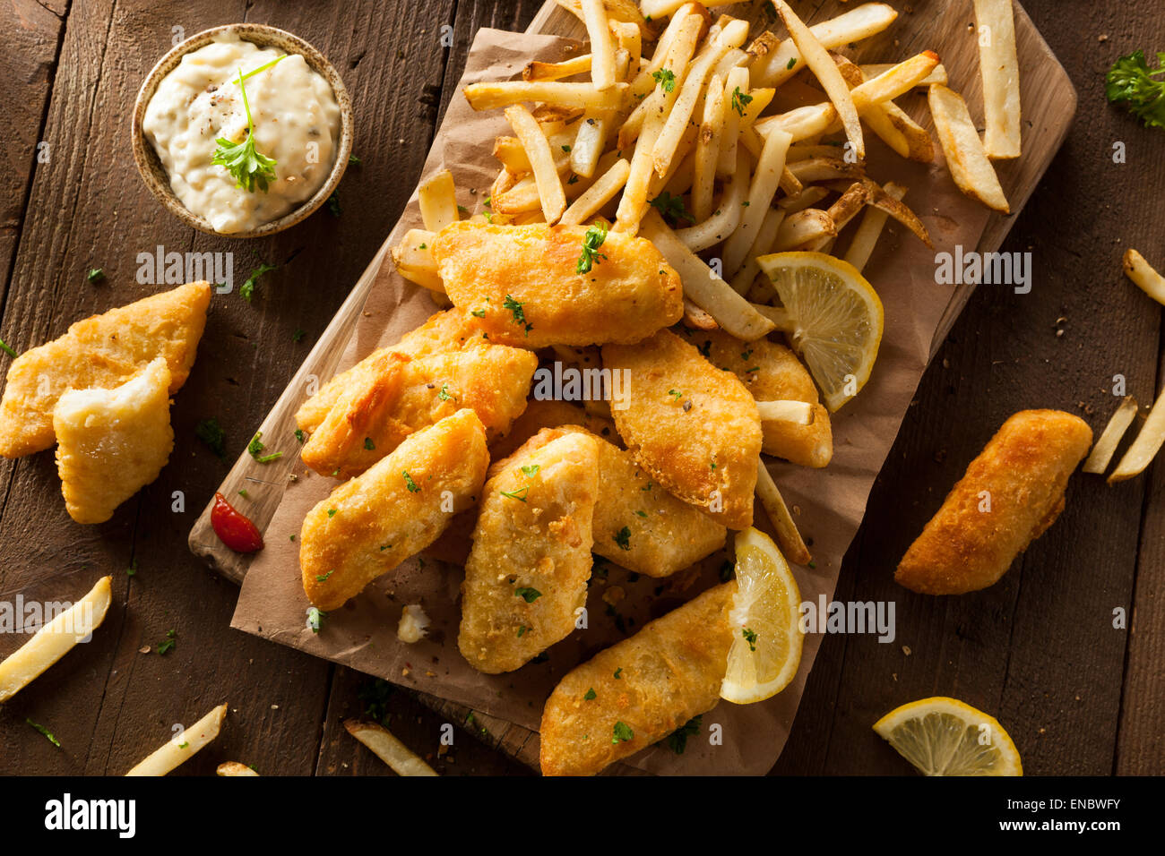 Croustillant de Poisson et Frites avec sauce tartare Banque D'Images
